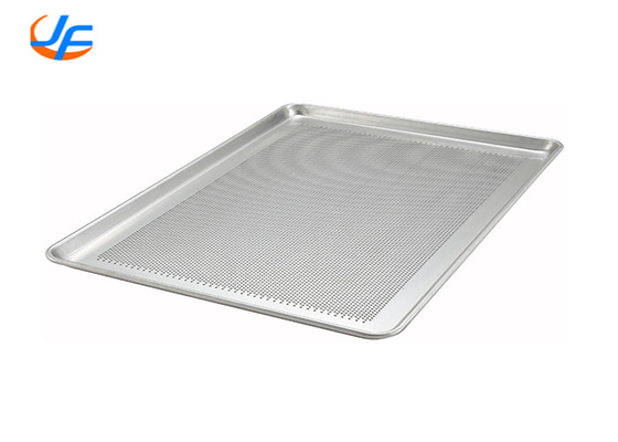 RK Bakeware China-601828 পূর্ণ আকার 16 Gauge 18 &quot;x 26&quot; Wire in Rim অ্যালুমিনিয়াম Perforated Bun / Sheet Pan