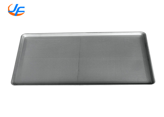 RK Bakeware China-601828 পূর্ণ আকার 16 Gauge 18 &quot;x 26&quot; Wire in Rim অ্যালুমিনিয়াম Perforated Bun / Sheet Pan